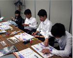 耐震構造に取り組む実習生