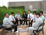 屋上で懇談会